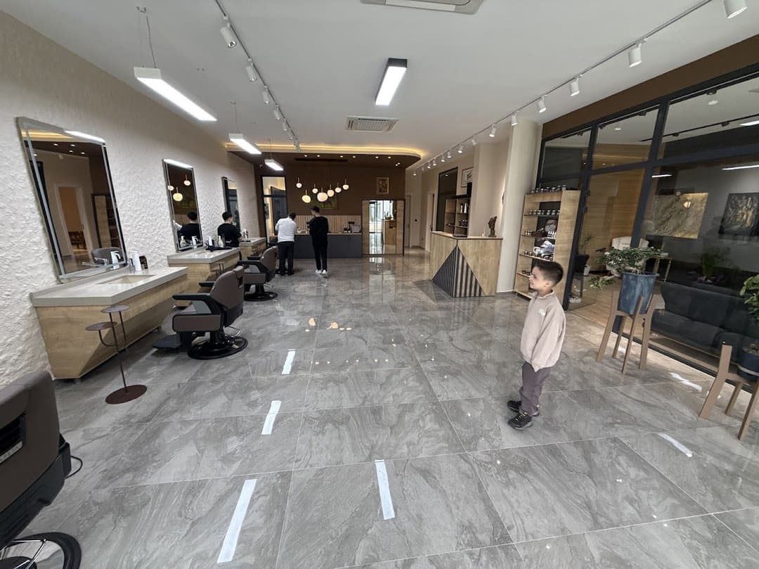 Geniş ve aydınlık salon iç görünümü