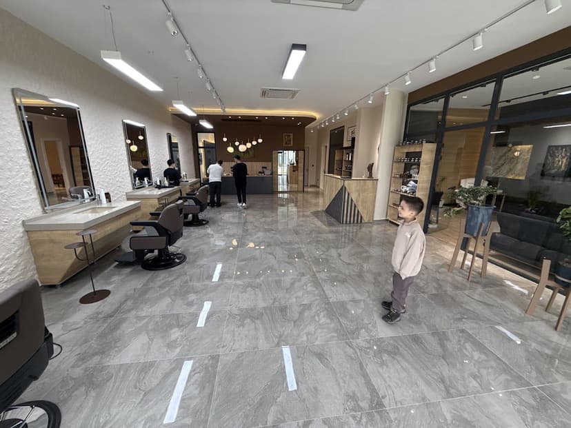 Geniş ve aydınlık salon iç görünümü