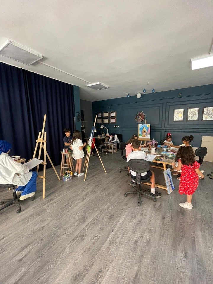BurcuArtStudio atölye ortamı — şövaleler ve öğrenciler