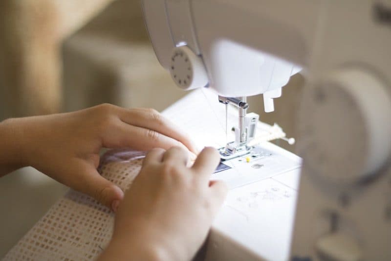 Dikiş ve tadilat çalışması (temsili görsel)