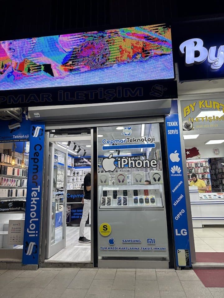 Mağaza girişi ve marka tabelası