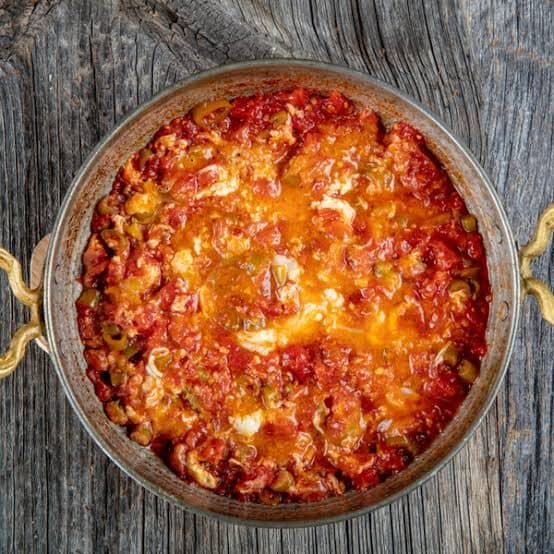 Meşhur menemen — sıcak tavada servis
