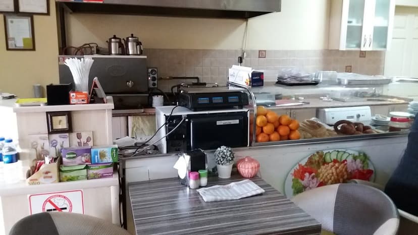 Kafenin iç mekânı ve servis alanı