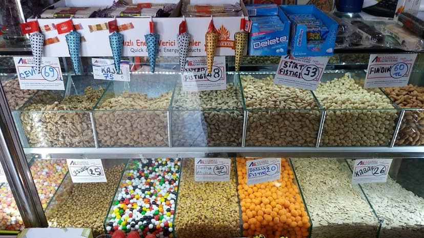 Çeşitli kuruyemiş ve çerezler