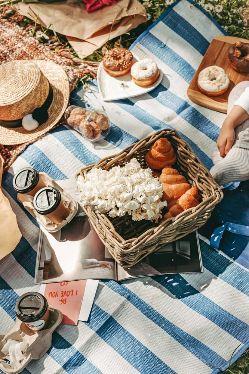 Açık havada serilmiş piknik sofrası (temsili görsel)