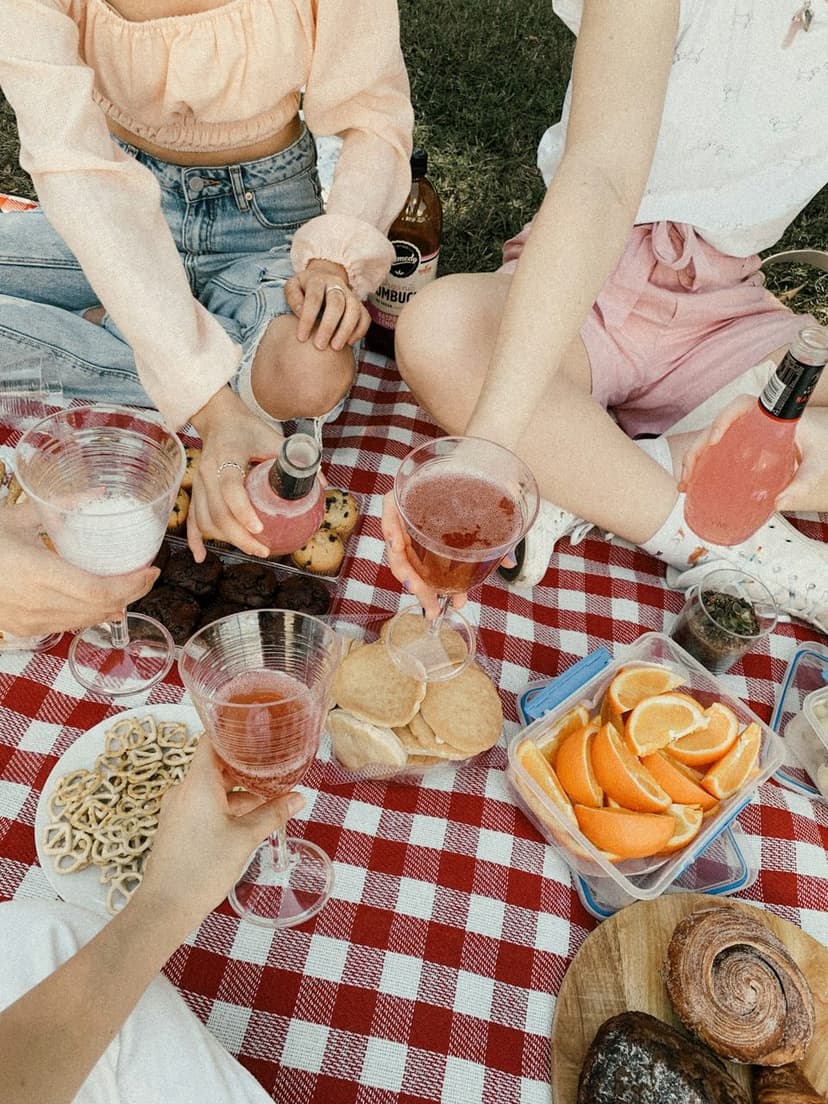 Piknik örtüsünde paylaşımlı sofra (temsili görsel)