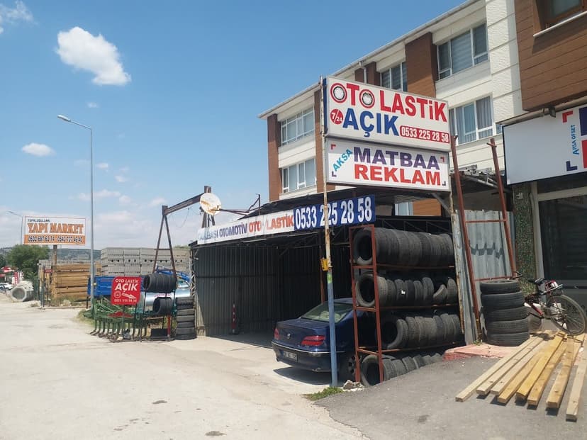 Dükkan girişi ve lastik reyonu