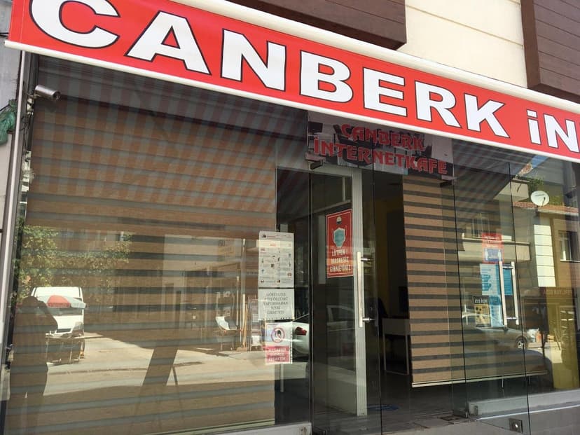 Dükkân girişi ve cephe görünümü