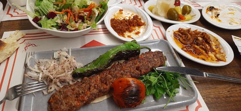 Karışık kebap ve garnitür