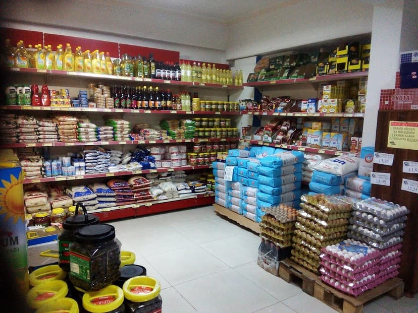Dolu raflar ve geniş ürün çeşidiyle market içi