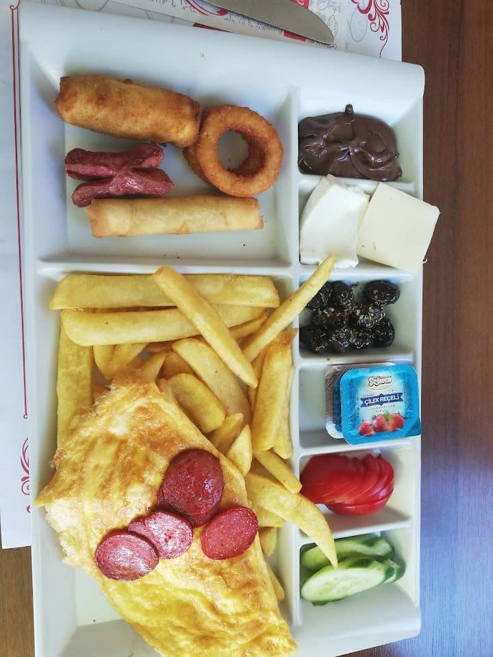 Tabakta sıcak yemek ve patates