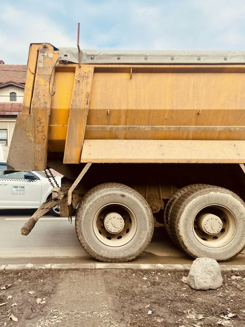 Damperli kamyon ile moloz taşıma (temsili görsel)