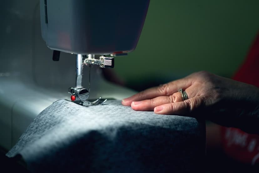 Dikiş makinesinde kumaş işçiliği (temsili görsel)