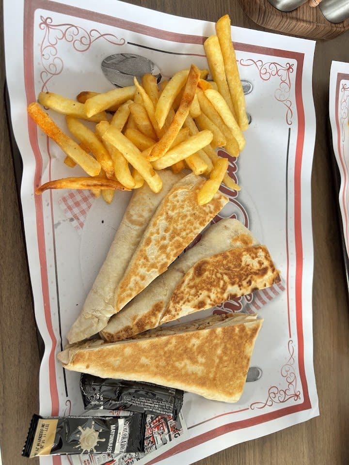 Cheesy döner ve patates kızartması — Cheesy Döner