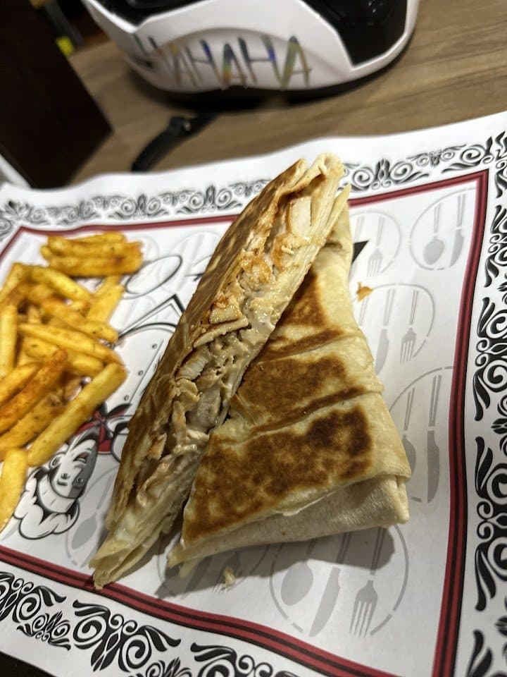 Kesilmiş cheesy döner — kaşarlı iç