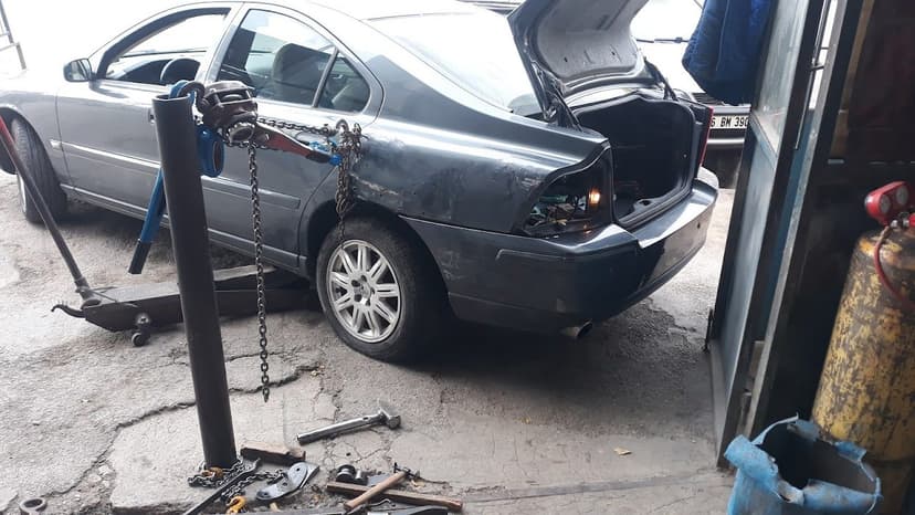 Atölyede kaporta onarımı yapılan araç — Çiçek Kaporta