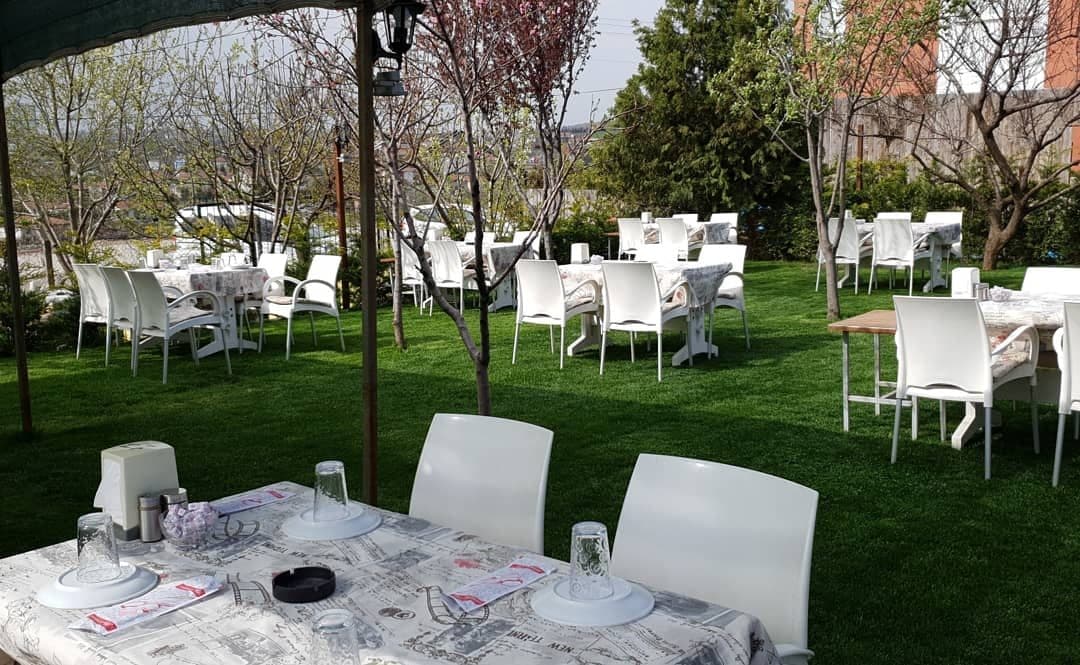 Ağaçlar arasında bahçe oturma alanı