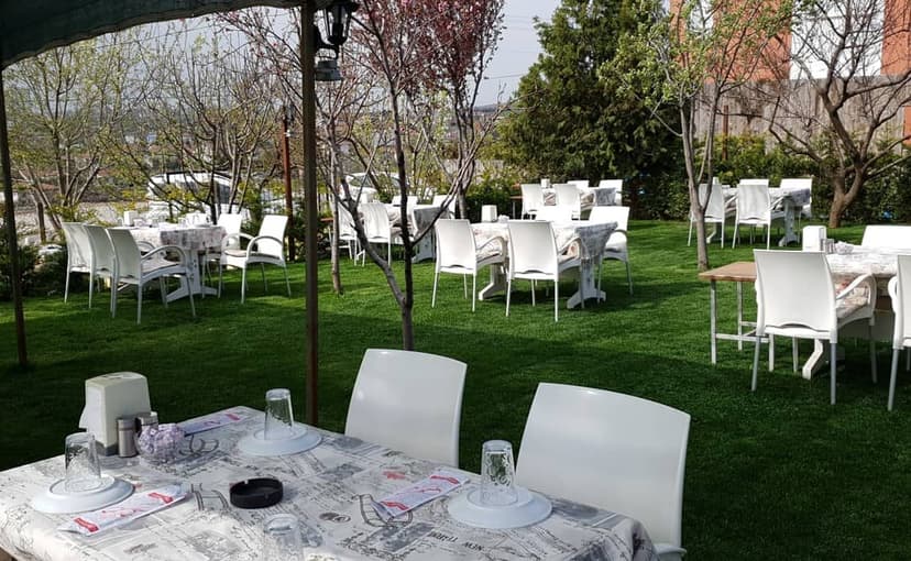 Ağaçlar arasında bahçe oturma alanı