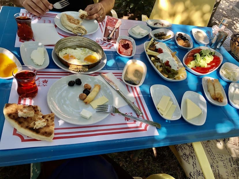 Bahçede serpme kahvaltı sofrası