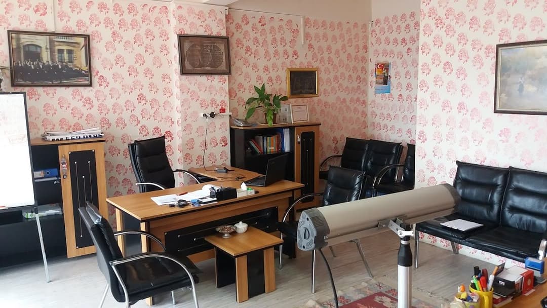 Çınar Emlak ofis içi — görüşme ve danışmanlık alanı