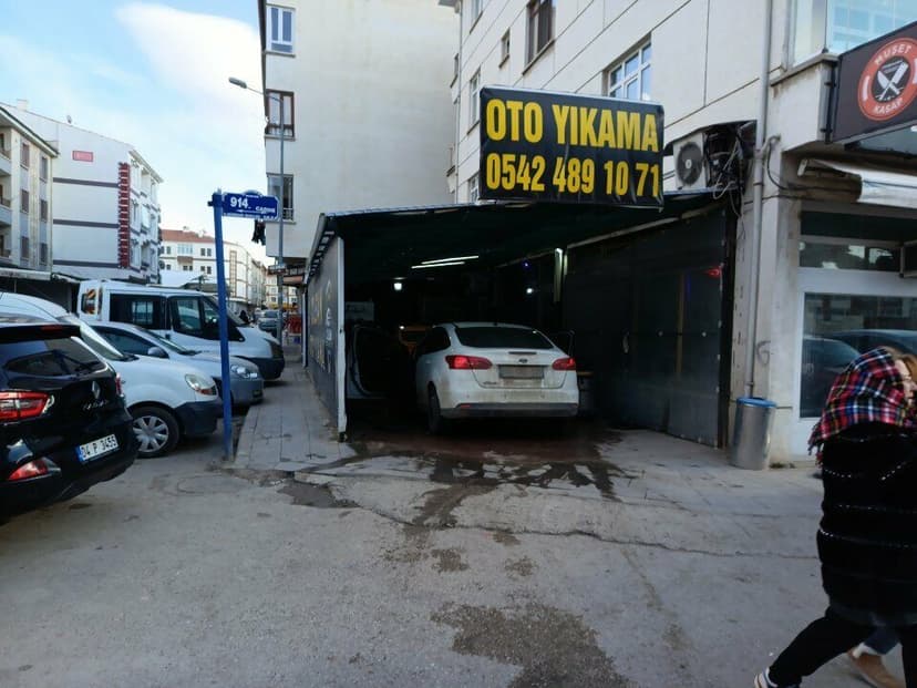 Yıkama bölümü ve 'OTO YIKAMA' tabelası