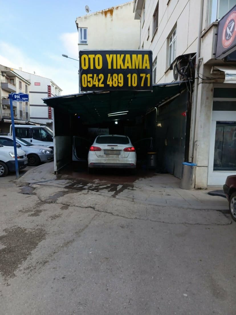 Lift üzerinde araç bakımı