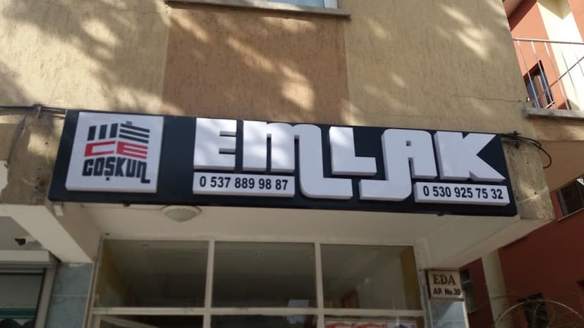 Coşkun Emlak büro tabelası