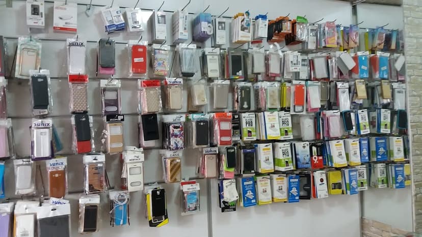 Mağaza içi telefon ve aksesuar reyonu