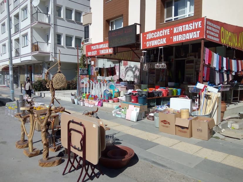 Mağaza vitrini ve ürünler