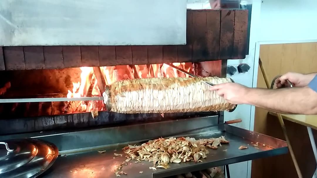 Odun ateşinde pişen tavuk döner