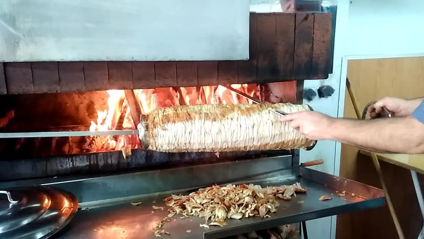 Odun ateşinde pişen tavuk döner