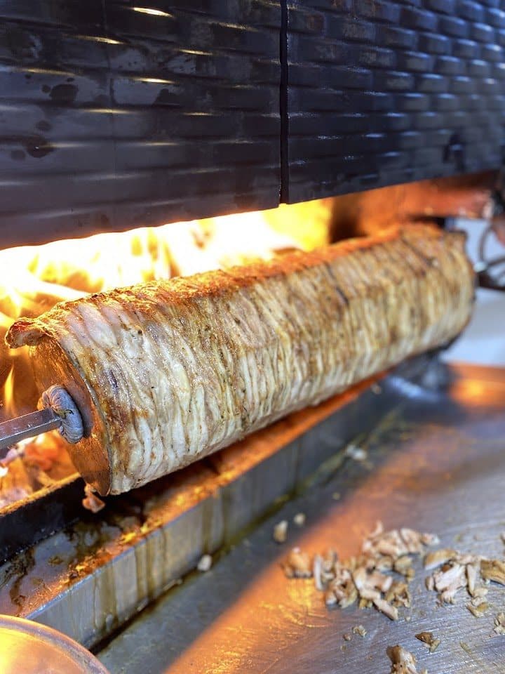 Yatık (cağ usulü) tavuk döner şişte
