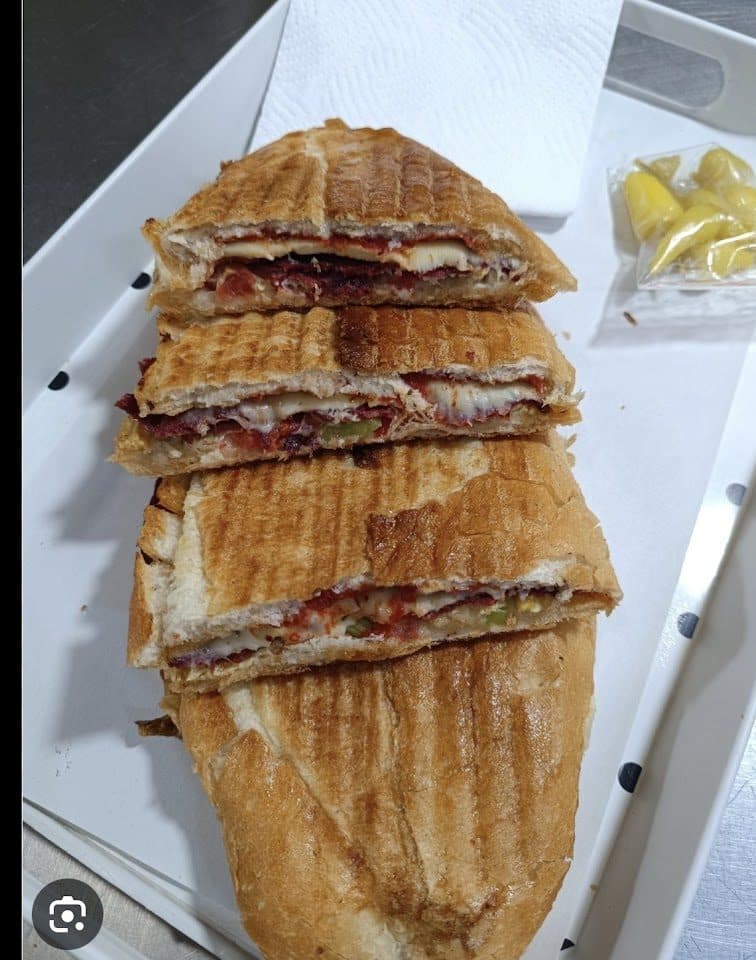 Tezgâhta hazırlanan tostlar