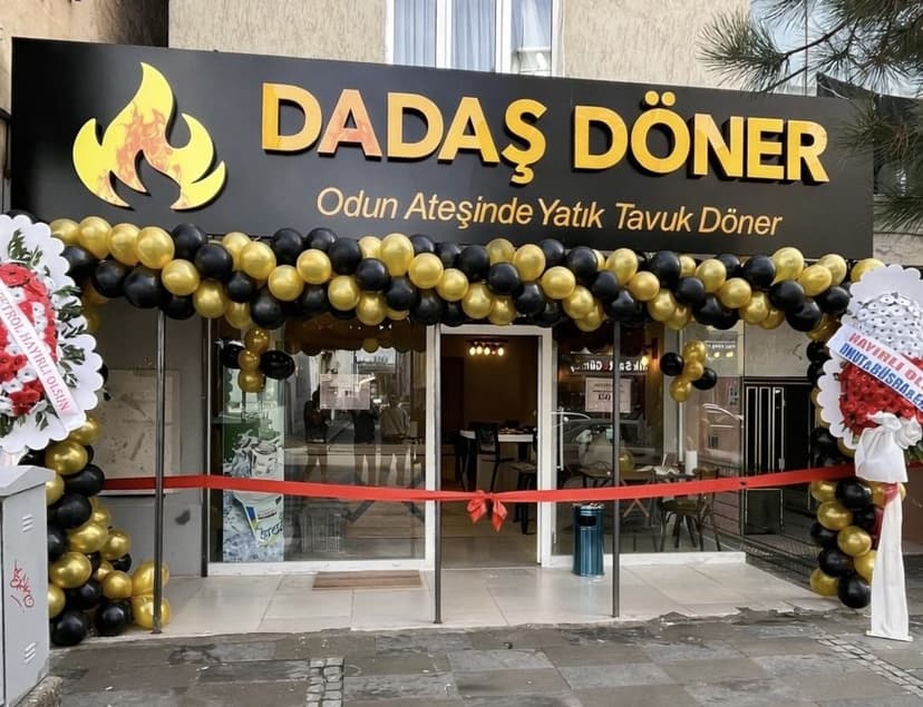Dadaş Döner dükkân cephesi — Odun Ateşinde Yatık Tavuk Döner