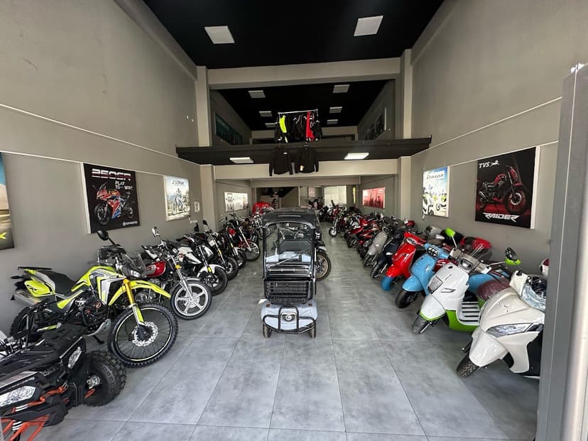 Showroom — sıralı motosiklet ve scooter modelleri