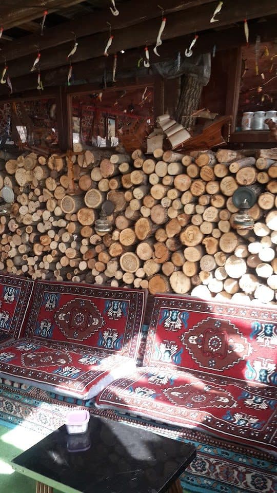 Kilim minderli sedirler ve istiflenmiş odunlar
