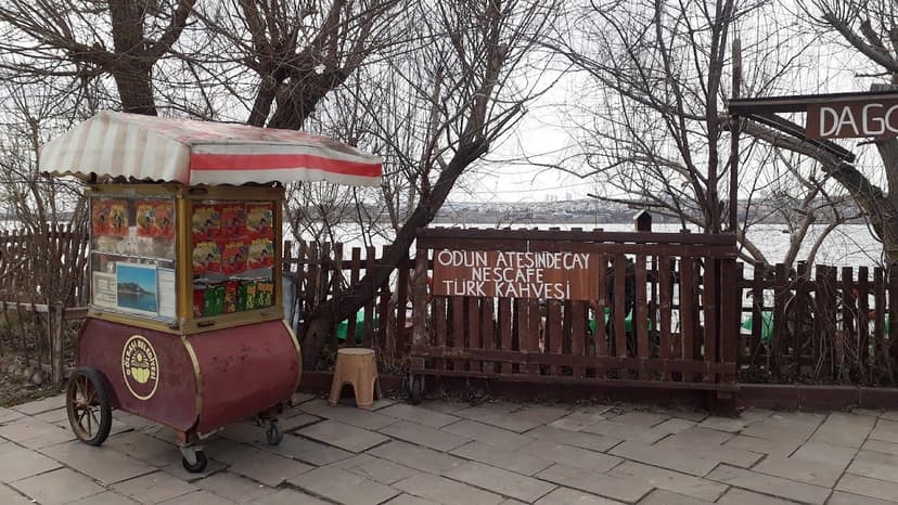 Dükkân girişi ve göl kenarı tabela