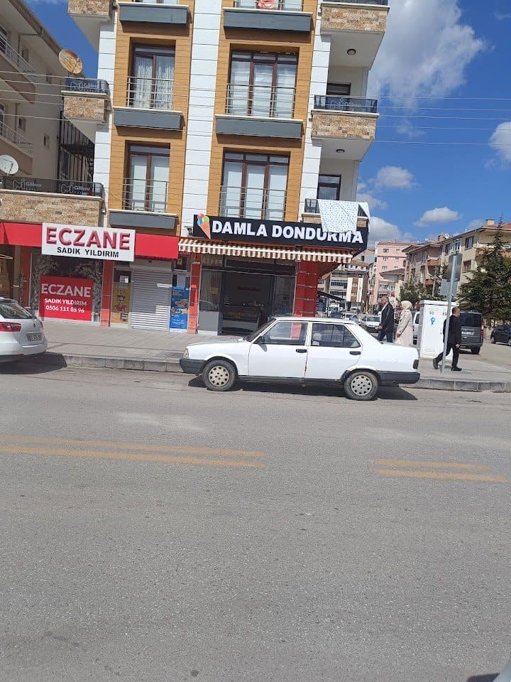 Dükkânın cadde üzerindeki görünümü