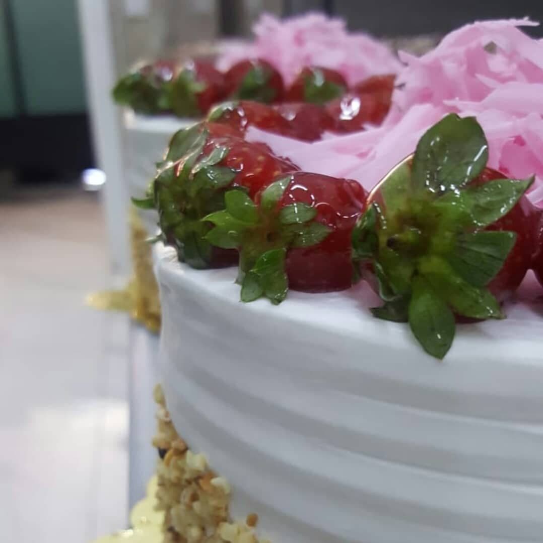 Çilek ve çiçek süslemeli kremalı yaş pasta