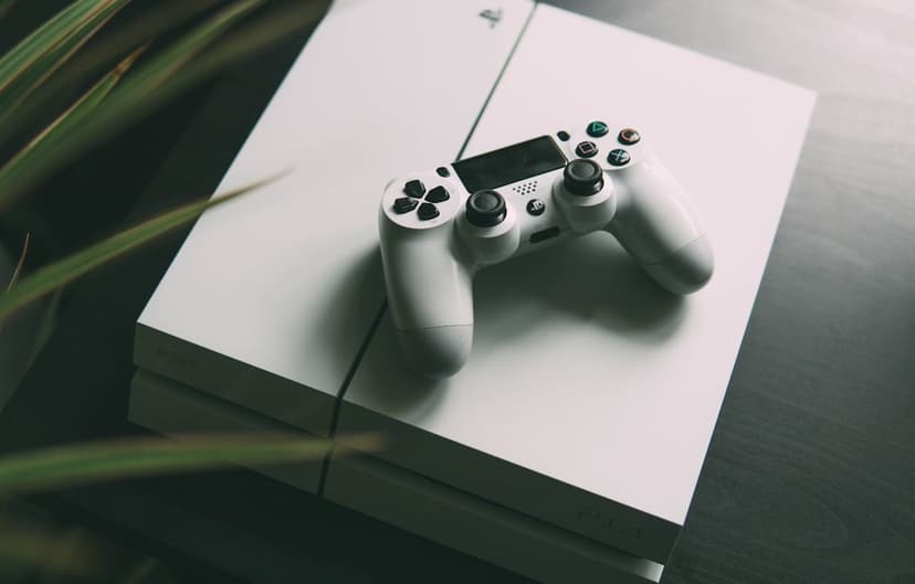 PlayStation konsolu ve oyun kolu (temsili görsel)