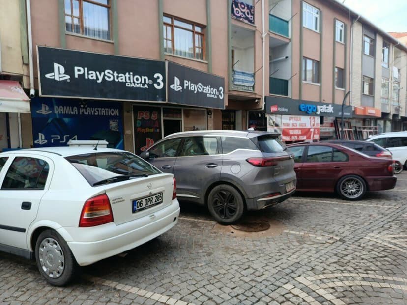 Damla Playstation dükkân cephesi
