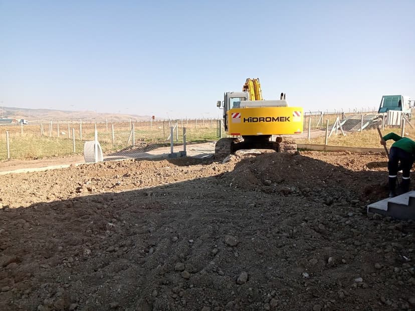 Hidromek ekskavatör ile temel ve zemin hazırlığı