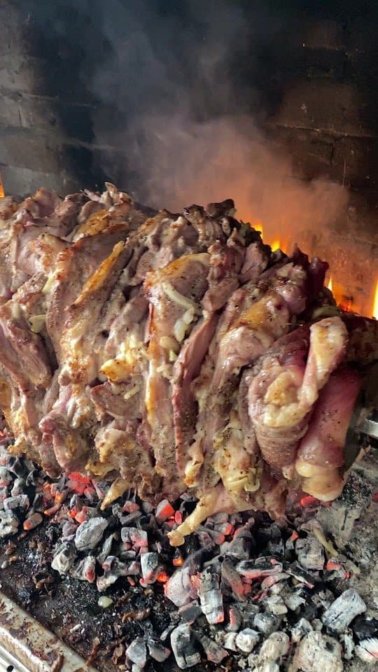 Odun ateşinde şişte pişen tavuk döner