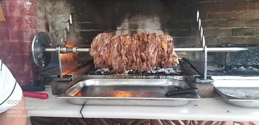 Yatık şişte tavuk döner