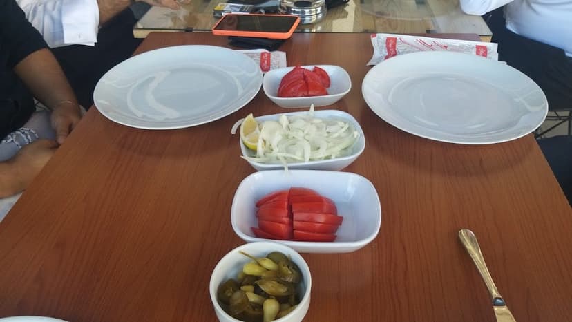 Mezeler ve salata tabağı