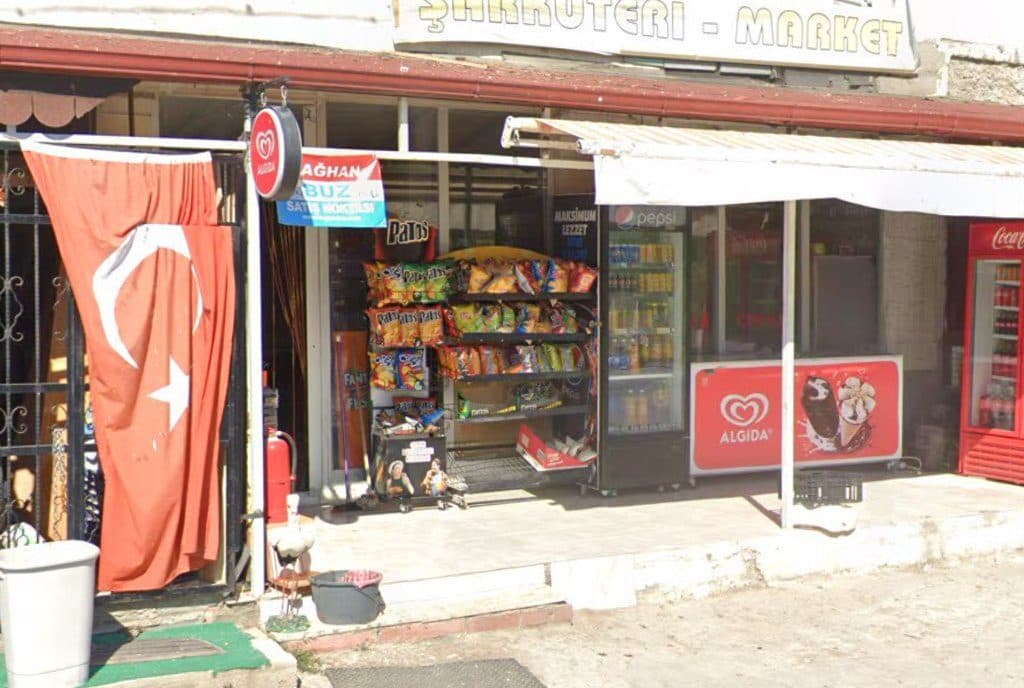 Demirbağ Şarküteri - Market dükkân görünümü ve ürün reyonu (Google Street View)