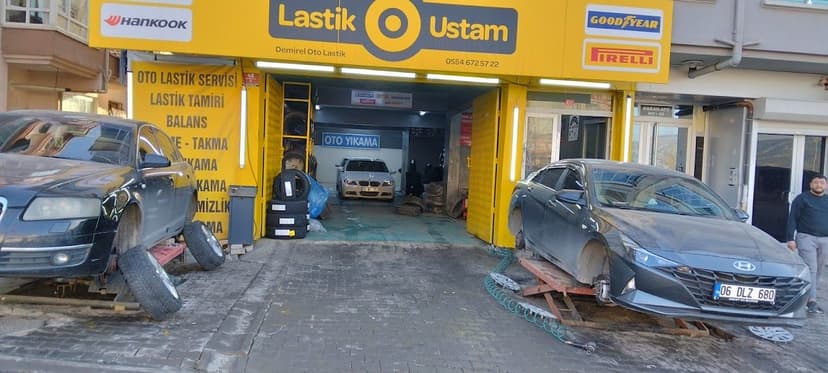 Servis önünde araçlar