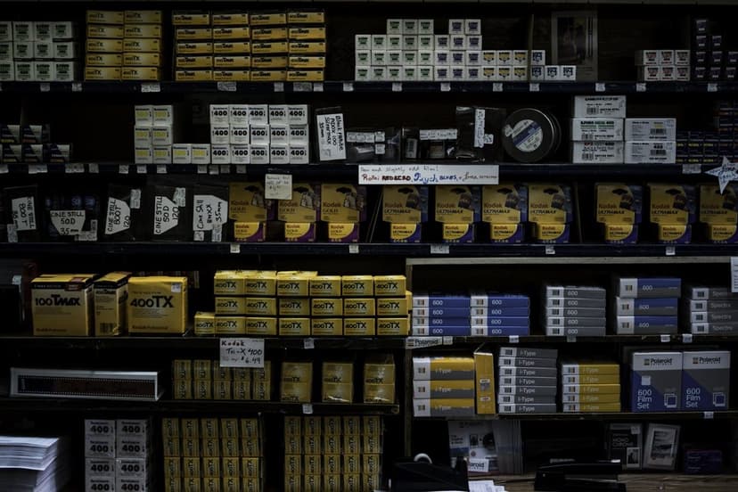 Düzenli elektrik malzemesi rafları (temsili görsel)