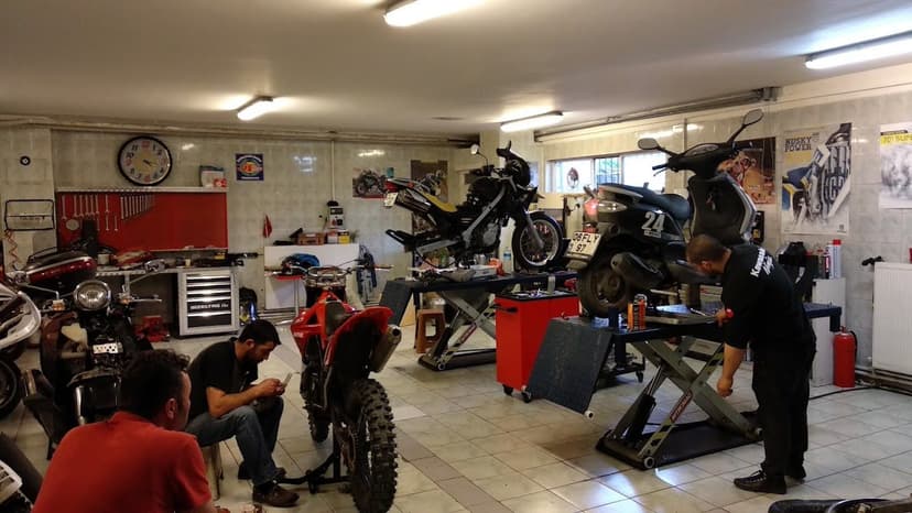 Atölyede motosiklet bakım ve tamiri