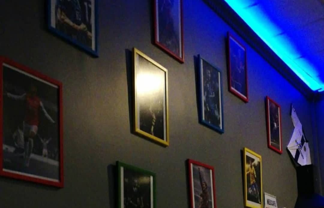 Derbi PlayStation Cafe iç mekân — atmosfer ve duvar panoları